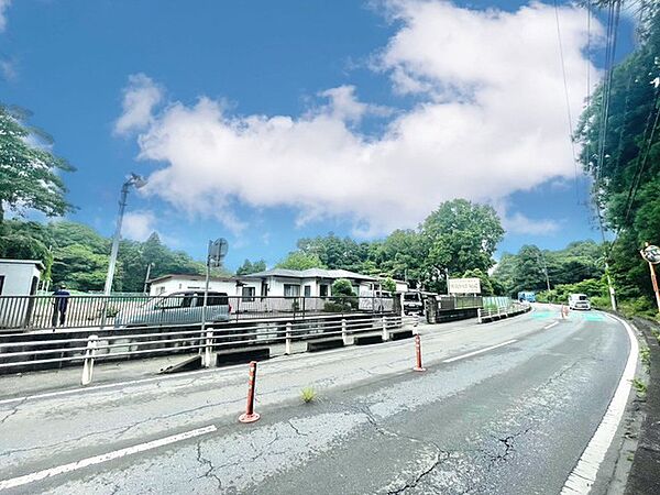 視界が開けた空の下、健やかな毎日を送れるエリア。周囲の自然と調和したのどかな風景が広がります