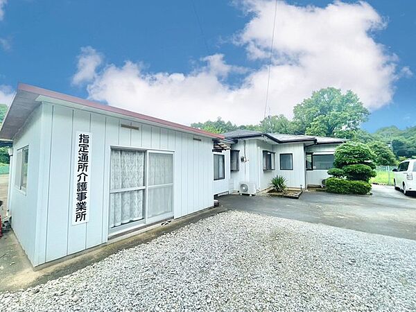 ～閑静な住宅街の立地～ ・周辺は閑静な住宅街となっておりますので、静かな暮らしをご実現いただけます。 ・前面道路の交通量も多くないので、小さなお子様がいるご家庭でもご安心ですね。