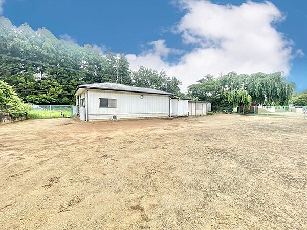 空を広く仰げる、開放感あふれる敷地。周辺の自然と調和した、のびのびとした環境が魅力です