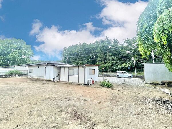 空の青と木々の緑が映える、ゆとりある敷地です。伸びやかな環境で穏やかな日々を過ごせます