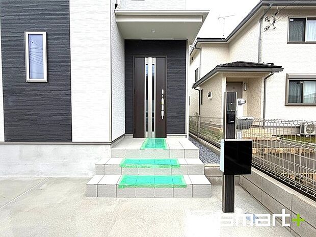 ~お住まいの顔「玄関」~ ・玄関ドアの上にはもちろん軒がございますので、雨の日でも濡れずに鍵の開閉が可能です。 ・鍵は防犯性に優れたディンプルキーを採用。