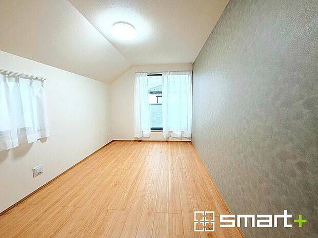 ~2面採光の明るいお部屋~ ・洋室は2面採光とする事で穏やかな陽の入る明るい空間となっております。 ・くつろぎのプライベート時間を明るい空間で穏やかにお過ごしいただけます。