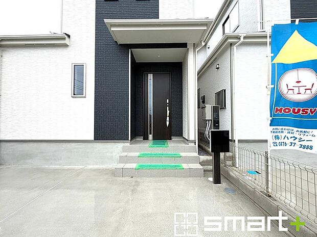 ～お住まいの顔「玄関」～ ・玄関ドアの上にはもちろん軒がございますので、雨の日でも濡れずに鍵の開閉が可能です。 ・鍵は防犯性に優れたディンプルキーを採用。 