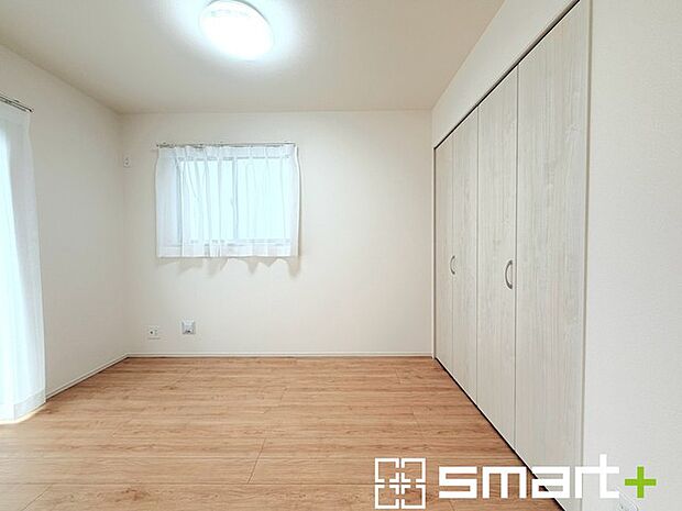 ～2面採光の明るいお部屋～ ・洋室は2面採光とする事で穏やかな陽の入る明るい空間となっております。 ・くつろぎのプライベート時間を明るい空間で穏やかにお過ごしいただけます。 