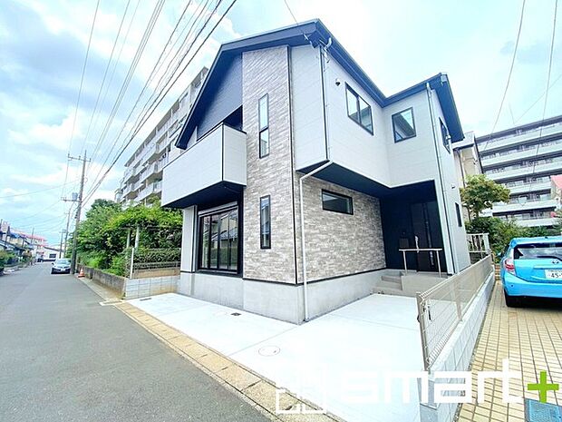 ~ゆとりあるカースペース~ ・セカンドカーや来客時にも困らないカースペース2台分は並列駐車可能でお車の出し入れもラクラク。 ・自転車やバイク、物置などもおける余裕の広さです。