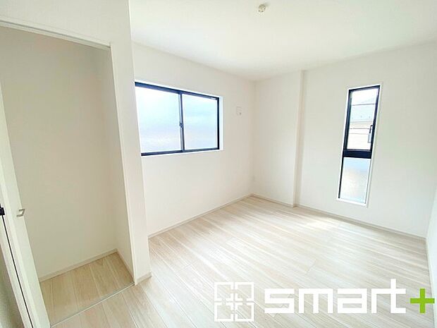 ~2面採光の明るいお部屋~ ・洋室は2面採光とする事で穏やかな陽の入る明るい空間となっております。 ・くつろぎのプライベート時間を明るい空間で穏やかにお過ごしいただけます。
