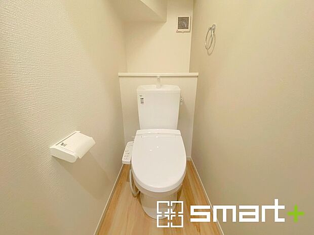 ～やはり便利なタンク式トイレ～ ・最近はタンクレストイレもございますが、タンク式の場合は停電時もお水を流すことが可能。 ・故障時なども比較的費用が安くなるなど、メリットが多くなります。 