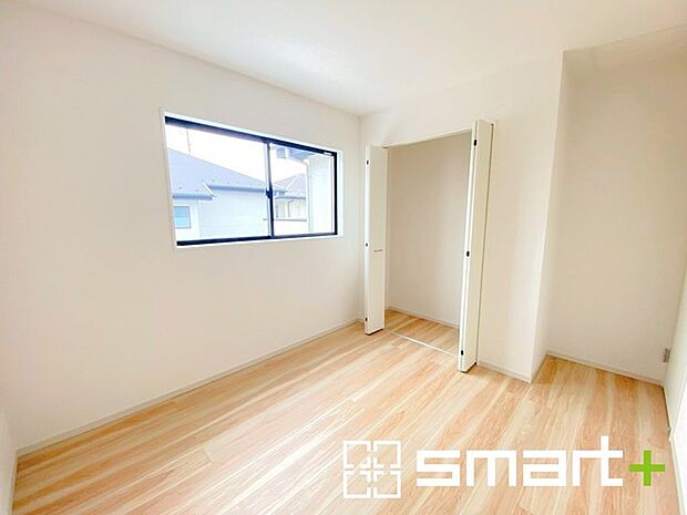 ～収納豊富な洋室～ ・各居室に備え付けの収納をご用意。タンスなどを置く場合と比べ出っ張らないので部屋の中を有効のご活用いただけます。 ・収納の広さなどぜひ現地でご確認くださいませ。 