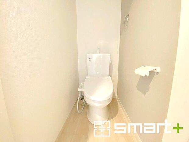 ～やはり便利なタンク式トイレ～ ・最近はタンクレストイレもございますが、タンク式の場合は停電時もお水を流すことが可能。 ・故障時なども比較的費用が安くなるなど、メリットが多くなります。 