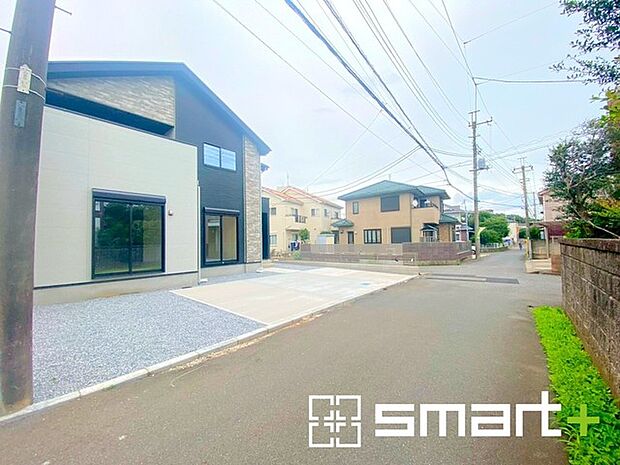 ~開放感ある角地のお住まい~ ・2方向が空く事で開放感のある角地に位置しております。 ・窮屈な感じが無く、ゆったりと暮らせるこの魅力をぜひ現地でご体感くださいませ。