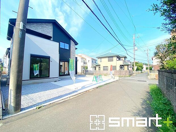 ～開放感ある角地のお住まい～ ・2方向が空く事で開放感のある角地に位置しております。 ・窮屈な感じが無く、ゆったりと暮らせるこの魅力をぜひ現地でご体感くださいませ。 