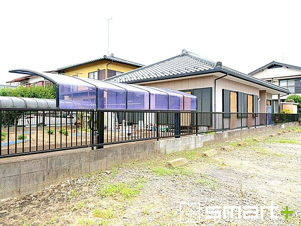 周囲との距離感が保たれた広い敷地は、暮らしに豊かな余白と静かな安らぎを与えてくれます