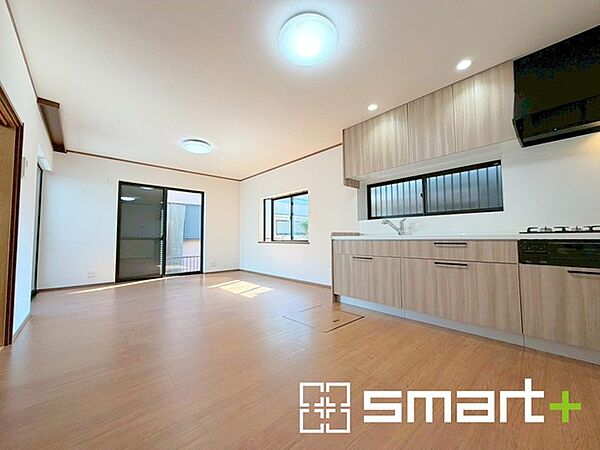 ～リビングを有効活用～ ・キッチンは対面式ではなく壁側にございますので、お部屋の中の空間を有効活用できます。 ・現地ではぜひ家具の配置などもイメージしながらご見学くださいませ。