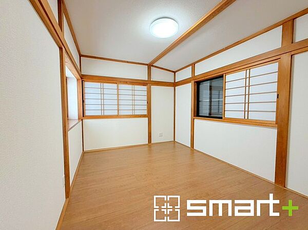 ～自然な風合いの洋室～ ・ナチュラルな色彩で纏められた洋室は家具のコーディネートもしやすくなっております。 ・どんな家具にするか考えるだけでも楽しくなってきますね。