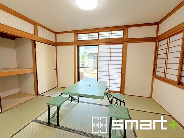～「和みの部屋」和室をご用意～ ・ゴロンと寝転がったり、お子様のいるご家庭ではお子様を寝かしつけたり、などご活用いただける和室をご用意。 ・やはり畳の香りは心が落ち着きますね。