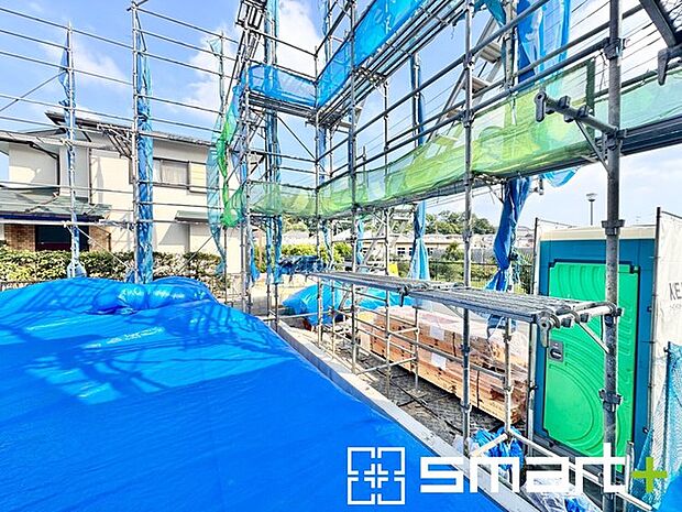~ベタ基礎でしっかりとした土台~ ・コンクリートの中に鉄筋を配し強度を高めた「ベタ基礎」を採用。 ・しっかりとした土台を造ったうえで、その上に建物が築造されていきます。