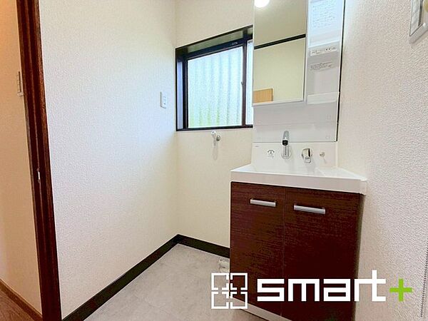 ～シャワー付き洗面台を採用～ ・洗面台の蛇口がホースで伸びシャワーとしてご利用可能。 ・朝の寝ぐせ直しなどにシャワーを使いたい時、洗面台の掃除をする際にも便利にお使いいただけますよ。