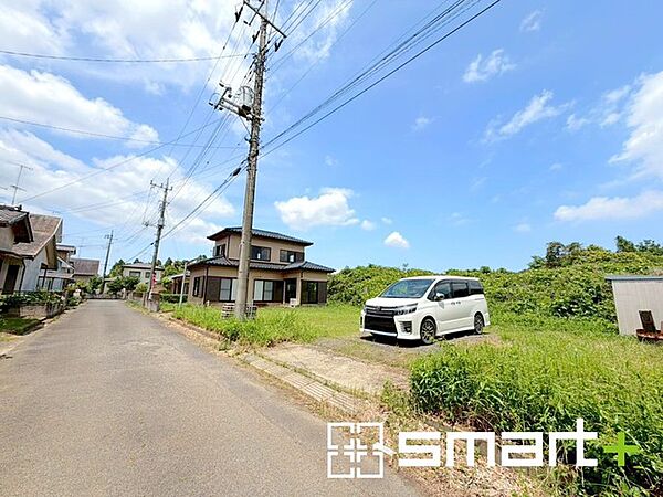 ～駐車場は3台分以上ご用意～ ・駐車場は3台分以上ございますので、車通勤の方や複数台お持ちの方にもお勧めのお住まいです。 ・ご来客の際も安心の余裕の敷地です。