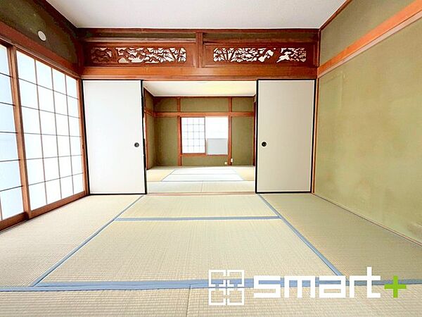 ～「和みの部屋」和室をご用意～ ・ゴロンと寝転がったり、お子様のいるご家庭ではお子様を寝かしつけたり、などご活用いただける和室をご用意。 ・やはり畳の香りは心が落ち着きますね。