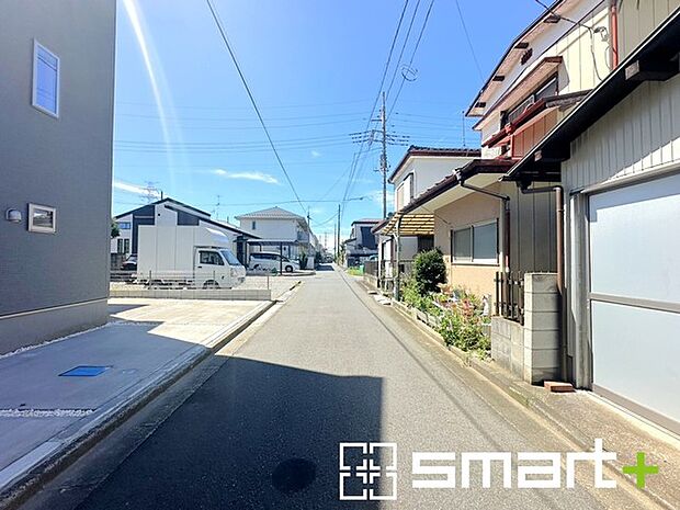 ~閑静な住宅街の立地~ ・周辺は閑静な住宅街となっておりますので、静かな暮らしをご実現いただけます。 ・前面道路の交通量も多くないので、小さなお子様がいるご家庭でもご安心ですね。