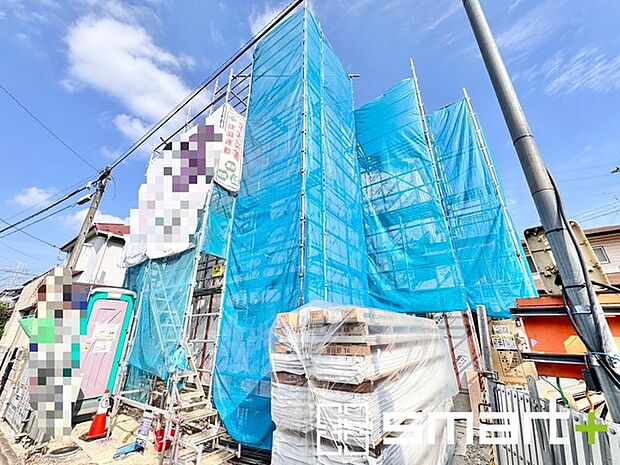 ~ベタ基礎でしっかりとした土台~ ・コンクリートの中に鉄筋を配し強度を高めた「ベタ基礎」を採用。 ・しっかりとした土台を造ったうえで、その上に建物が築造されていきます。