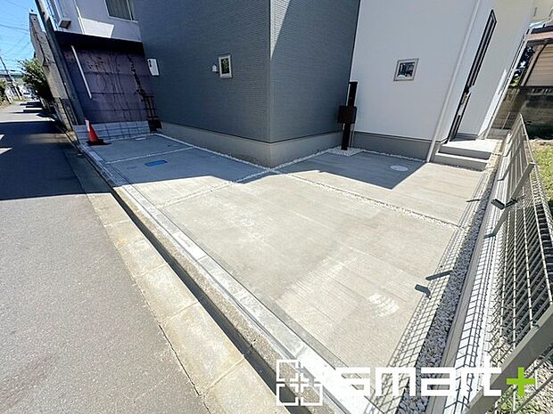 ~駐車場は2台分ご用意~ ・駐車場は2台分ございますので、車通勤の方や複数台お持ちの方にもお勧めのお住まいです。 ・カーポートなどのオプションもお気軽にご相談くださいませ。
