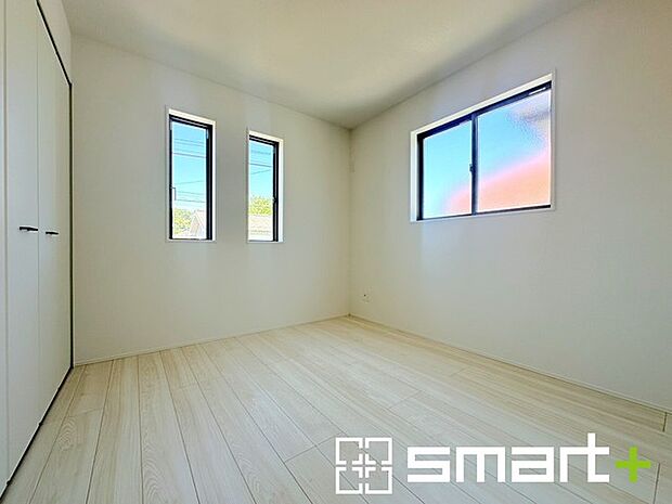 ~2面採光の明るいお部屋~ ・洋室は2面採光とする事で穏やかな陽の入る明るい空間となっております。 ・くつろぎのプライベート時間を明るい空間で穏やかにお過ごしいただけます。