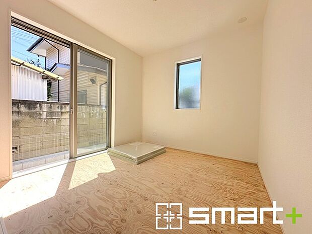 ~使い勝手の良い「和洋室」~ ・畳敷きに建具は洋風、というハイブリッド型の「和洋室」。和室と洋室の良い所を組み合わせたお部屋です。 ・やはり畳の香りは心が落ち着きますね。