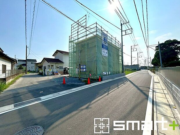 ~開放感ある角地のお住まい~ ・2方向が空く事で開放感のある角地に位置しております。 ・窮屈な感じが無く、ゆったりと暮らせるこの魅力をぜひ現地でご体感くださいませ。