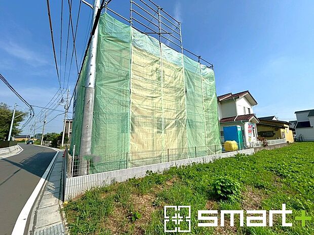 ~ベタ基礎でしっかりとした土台~ ・コンクリートの中に鉄筋を配し強度を高めた「ベタ基礎」を採用。 ・しっかりとした土台を造ったうえで、その上に建物が築造されていきます。