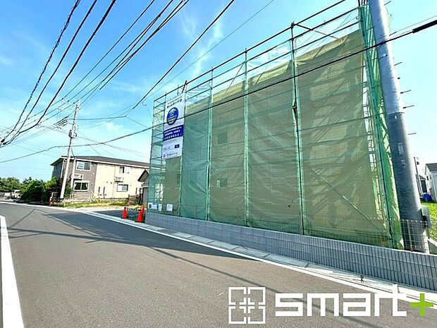 ~十分な広さのある前面道路~ ・前面道路は約5mございますので、お車でのすれ違いも楽々で余計なストレスがかかりません。 ・日々お車での移動が多い方には大切なポイントですね。