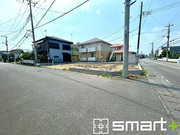 ~開放感ある角地のお住まい~ ・2方向が空く事で開放感のある角地に位置しております。 ・窮屈な感じが無く、ゆったりと暮らせるこの魅力をぜひ現地でご体感くださいませ。