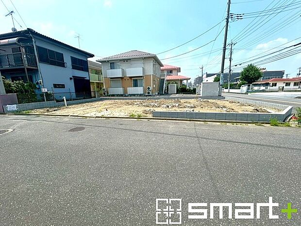 ~閑静な住宅街の立地~ ・周辺は閑静な住宅街となっておりますので、静かな暮らしをご実現いただけます。 ・前面道路の交通量も多くないので、小さなお子様がいるご家庭でもご安心ですね。