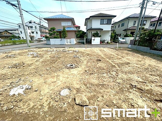 ~ベタ基礎でしっかりとした土台~ ・コンクリートの中に鉄筋を配し強度を高めた「ベタ基礎」を採用。 ・しっかりとした土台を造ったうえで、その上に建物が築造されていきます。