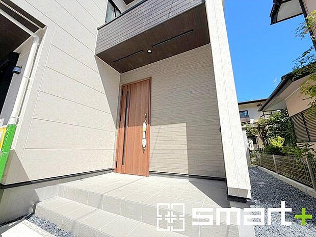 ~お住まいの顔「玄関」~ ・玄関ドアの上にはもちろん軒がございますので、雨の日でも濡れずに鍵の開閉が可能です。 ・鍵は防犯性に優れたディンプルキーを採用。