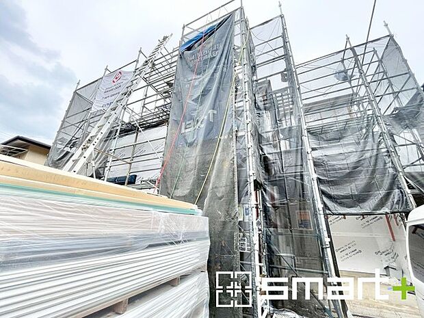 ~ベタ基礎でしっかりとした土台~ ・コンクリートの中に鉄筋を配し強度を高めた「ベタ基礎」を採用。 ・しっかりとした土台を造ったうえで、その上に建物が築造されていきます。