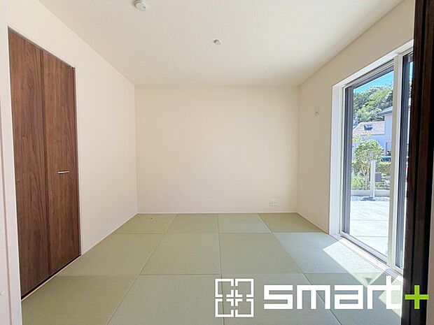 ~使い勝手の良い「和洋室」~ ・畳敷きに建具は洋風、というハイブリッド型の「和洋室」。和室と洋室の良い所を組み合わせたお部屋です。 ・やはり畳の香りは心が落ち着きますね。
