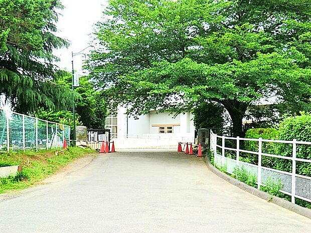 牛久小学校(530m)