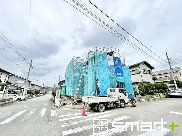 ～開放感ある角地のお住まい～ ・2方向が空く事で開放感のある角地に位置しております。 ・窮屈な感じが無く、ゆったりと暮らせるこの魅力をぜひ現地でご体感くださいませ。