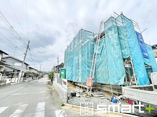 ~閑静な住宅街の立地~ ・周辺は閑静な住宅街となっておりますので、静かな暮らしをご実現いただけます。 ・前面道路の交通量も多くないので、小さなお子様がいるご家庭でもご安心ですね。