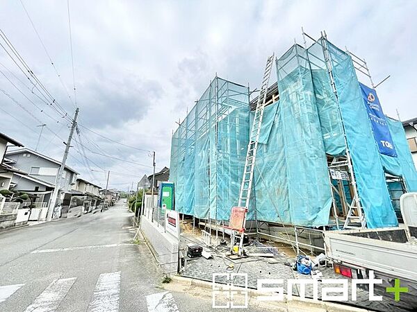 ～閑静な住宅街の立地～ ・周辺は閑静な住宅街となっておりますので、静かな暮らしをご実現いただけます。 ・前面道路の交通量も多くないので、小さなお子様がいるご家庭でもご安心ですね。