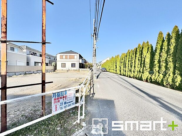 ~閑静な住宅街の立地~ ・周辺は閑静な住宅街となっておりますので、静かな暮らしをご実現いただけます。 ・前面道路の交通量も多くないので、小さなお子様がいるご家庭でもご安心ですね。