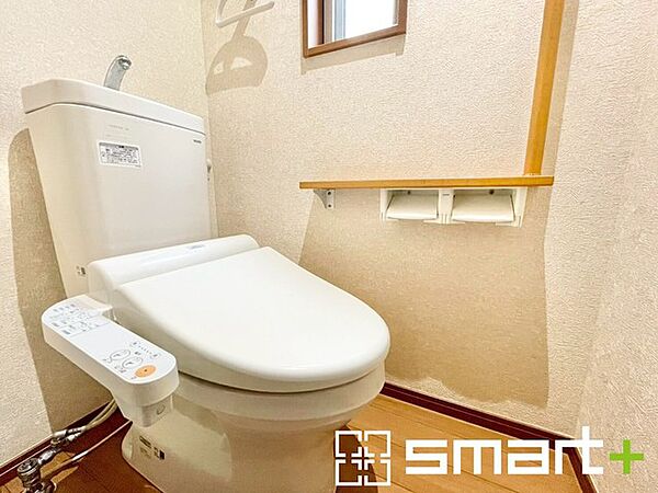 ～やはり便利なタンク式トイレ～ ・最近はタンクレストイレもございますが、タンク式の場合は停電時もお水を流すことが可能。 ・故障時なども比較的費用が安くなるなど、メリットが多くなります。