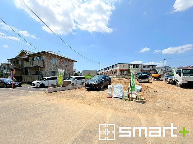 ~閑静な住宅街の立地~ ・周辺は閑静な住宅街となっておりますので、静かな暮らしをご実現いただけます。 ・前面道路の交通量も多くないので、小さなお子様がいるご家庭でもご安心ですね。