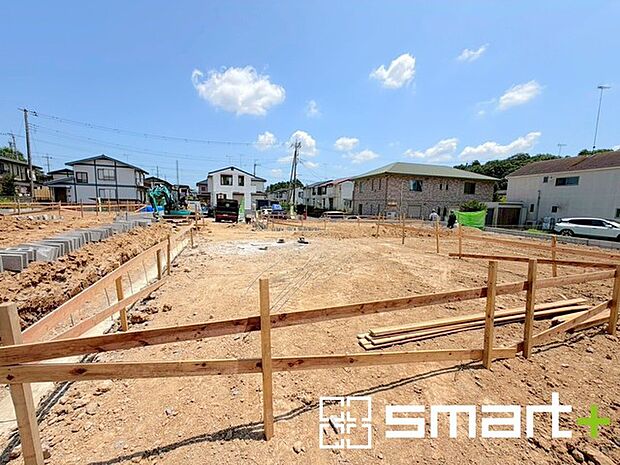 ~ベタ基礎でしっかりとした土台~ ・コンクリートの中に鉄筋を配し強度を高めた「ベタ基礎」を採用。 ・しっかりとした土台を造ったうえで、その上に建物が築造されていきます。