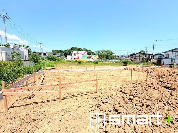 ~ベタ基礎でしっかりとした土台~ ・コンクリートの中に鉄筋を配し強度を高めた「ベタ基礎」を採用。 ・しっかりとした土台を造ったうえで、その上に建物が築造されていきます。