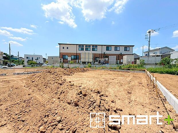 ~閑静な住宅街の立地~ ・周辺は閑静な住宅街となっておりますので、静かな暮らしをご実現いただけます。 ・前面道路の交通量も多くないので、小さなお子様がいるご家庭でもご安心ですね。