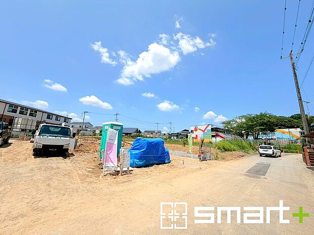 ~閑静な住宅街の立地~ ・周辺は閑静な住宅街となっておりますので、静かな暮らしをご実現いただけます。 ・前面道路の交通量も多くないので、小さなお子様がいるご家庭でもご安心ですね。