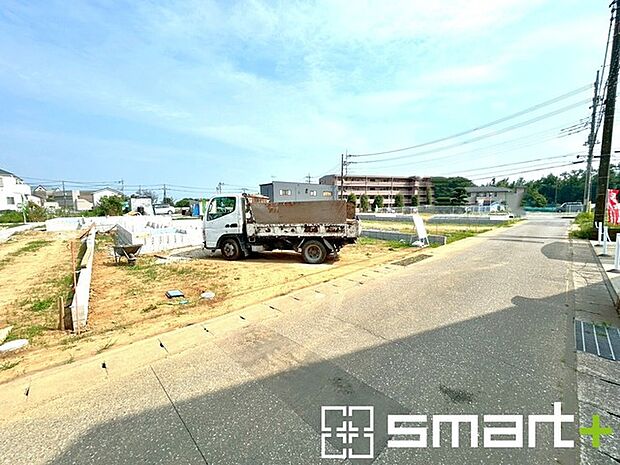 ～閑静な住宅街の立地～ ・周辺は閑静な住宅街となっておりますので、静かな暮らしをご実現いただけます。 ・前面道路の交通量も多くないので、小さなお子様がいるご家庭でもご安心ですね。 