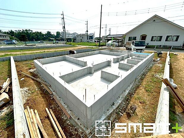 ～ベタ基礎でしっかりとした土台～ ・コンクリートの中に鉄筋を配し強度を高めた「ベタ基礎」を採用。 ・しっかりとした土台を造ったうえで、その上に建物が築造されていきます。 